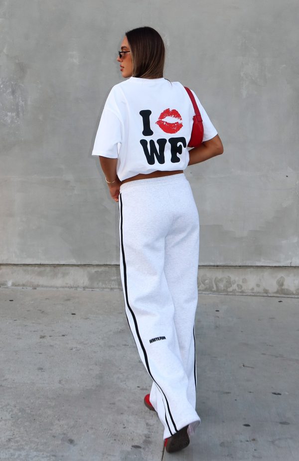 WHITE-FOX-11TH-STREET-CITY-OF-DREAMS-OVERSIZED-TEE-WHITE-BLACK-11TH-STRRET-OUT-AND-ABOUT-WISE-LEG-SWEATPANTS-GREY-BLACK_09.02.25_05