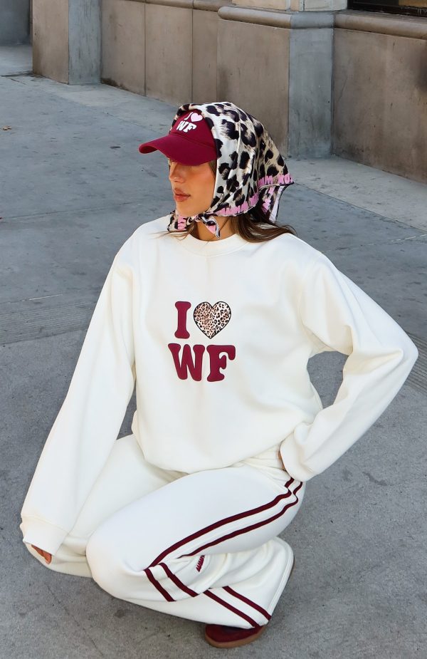 WHITE-FOX-11TH-STREET-CONCRETE-JUNGLE-OVERSIZED-SWEATER-WHITE-RED-11TH-STREET-OUT-AND-ABOUT-WIDE-LEG-SWEATPANTS-WHITE-RED-11TH-STREET-SHES-SO-LUCKY-HEADSCARF-LEOPARD_09.02.25_10