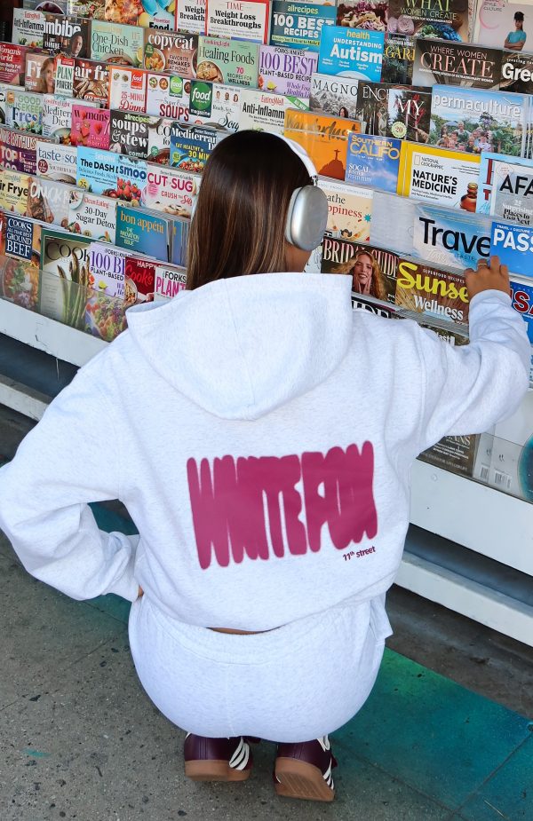 WHITE-FOX-11TH-STREET-NEW-YORK-OR-NOWHERE-OVERSIZED-HOODIE-GREY-RED-11TH-STREET-NEW-YORK-OR-NOWHERE-SWEATPANTS-GREY-RED_09.02.25_01