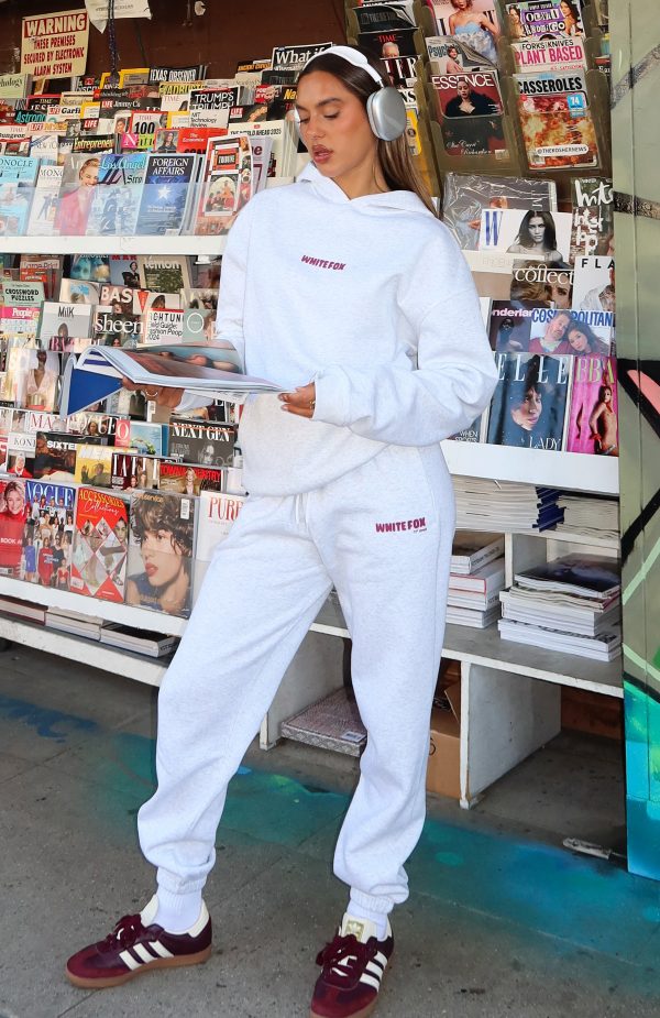 WHITE-FOX-11TH-STREET-NEW-YORK-OR-NOWHERE-OVERSIZED-HOODIE-GREY-RED-11TH-STREET-NEW-YORK-OR-NOWHERE-SWEATPANTS-GREY-RED_09.02.25_07