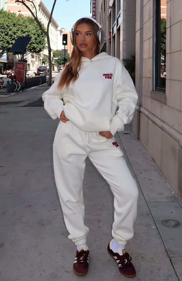 WHITE-FOX-11TH-STREET-SWEET-KISSES-OVERSIZED-HOODIE-WHITE-RED-11TH-STREET-SWEET-KISSES-SWEATPANTS-WHITE-RED_09.02.25_02_1