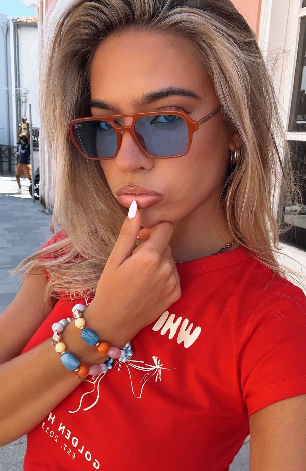 white-fox-abel-sunglasses-orange-blue-everest-bracelet-set-gold.19.04.25.01