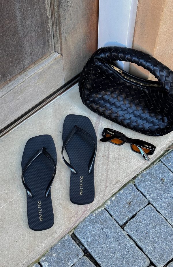 white-fox-josie-thong-sandals-black.20.5.25.01