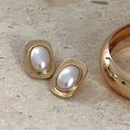 white-fox-leigh-earrings-gold-white.29.5.25.01