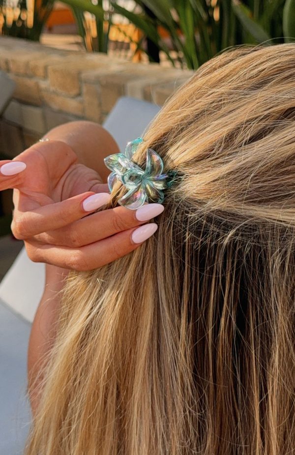 white-fox-madelyn-hair-clip-baby-blue.19.04.25.21