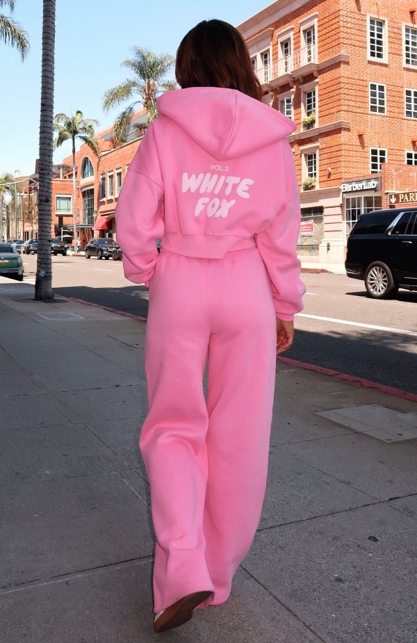 white-fox-offstage-cropped-zip-hoodie-offstage-wide-leg-sweatpants-bubblegum-pink.24.04.25.1
