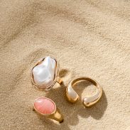 white-fox-summer-mood-flatlay-1